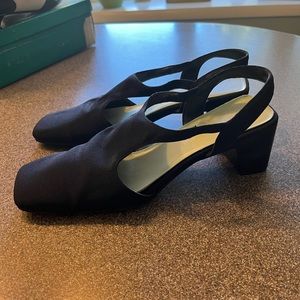 Women’s Navy Dress Shoes. Like new. Size 9
